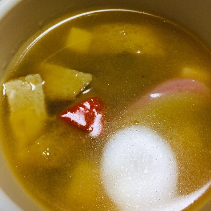 かまぼこと油揚げと人参と豆腐のお味噌汁